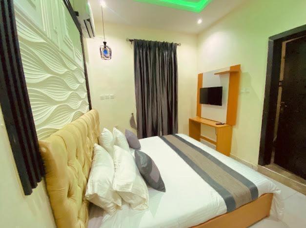 West Wing Hotel Лагос Екстериор снимка