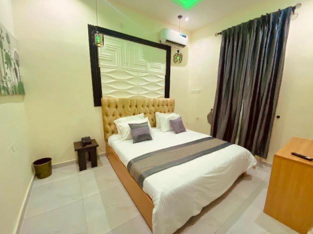 West Wing Hotel Лагос Екстериор снимка