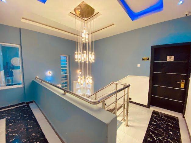 West Wing Hotel Лагос Екстериор снимка