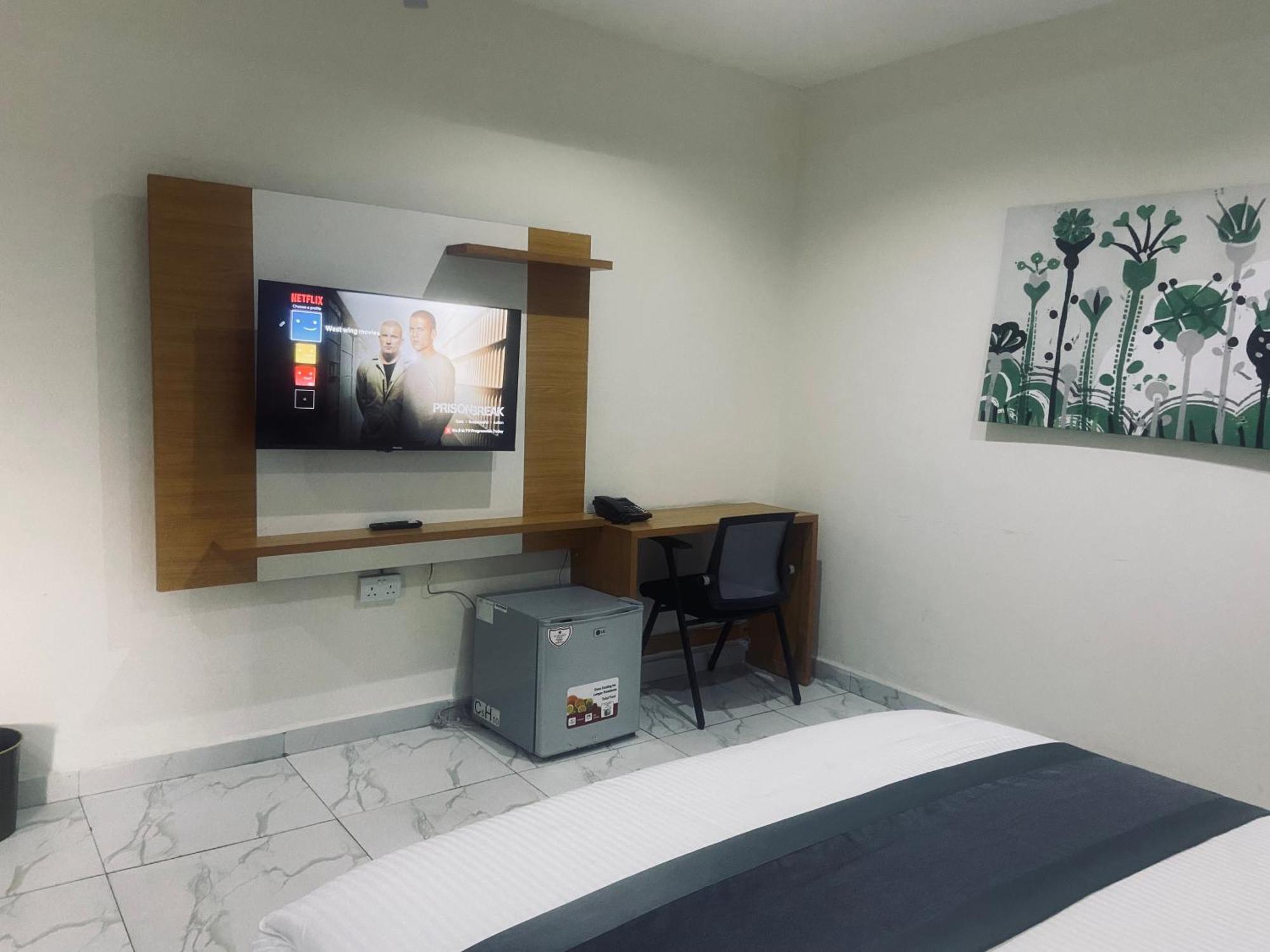 West Wing Hotel Лагос Екстериор снимка